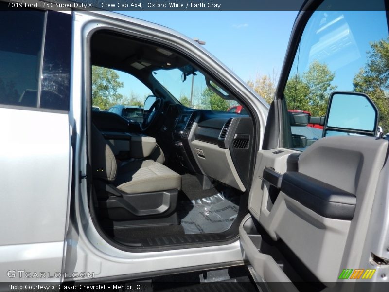 Oxford White / Earth Gray 2019 Ford F250 Super Duty XLT Crew Cab 4x4