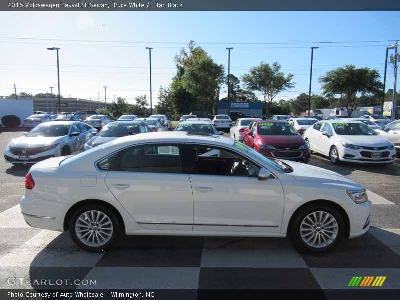 Pure White / Titan Black 2016 Volkswagen Passat SE Sedan