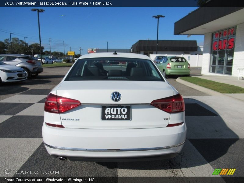 Pure White / Titan Black 2016 Volkswagen Passat SE Sedan