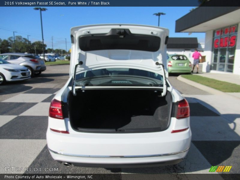 Pure White / Titan Black 2016 Volkswagen Passat SE Sedan