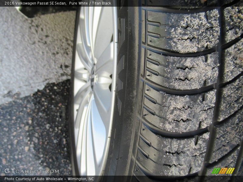 Pure White / Titan Black 2016 Volkswagen Passat SE Sedan