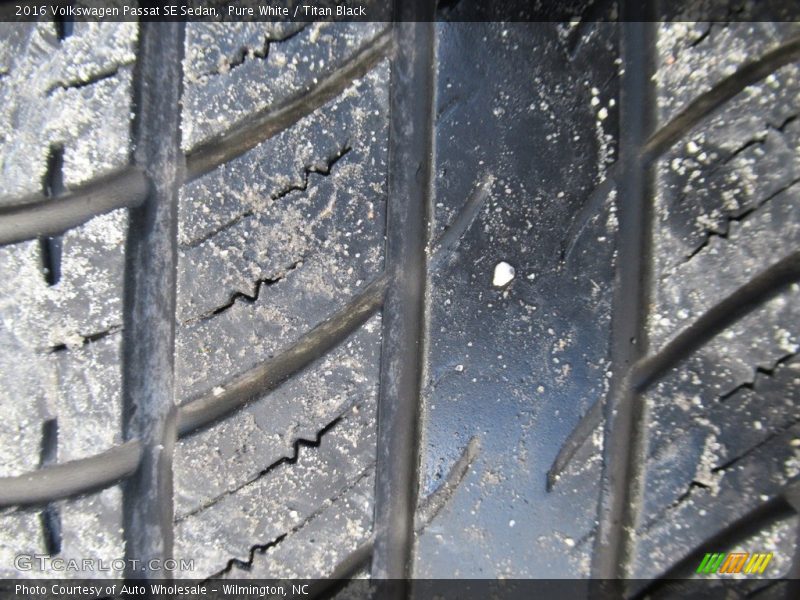 Pure White / Titan Black 2016 Volkswagen Passat SE Sedan