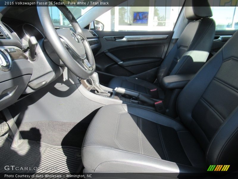 Pure White / Titan Black 2016 Volkswagen Passat SE Sedan