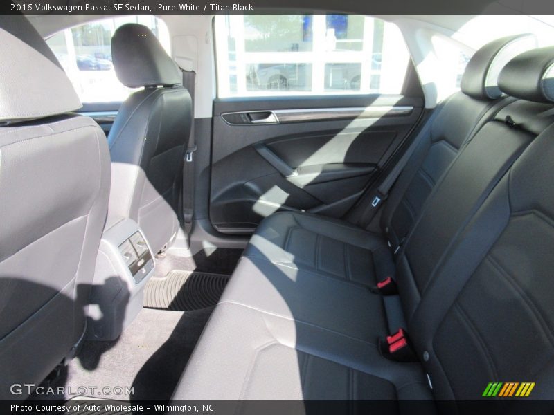 Pure White / Titan Black 2016 Volkswagen Passat SE Sedan