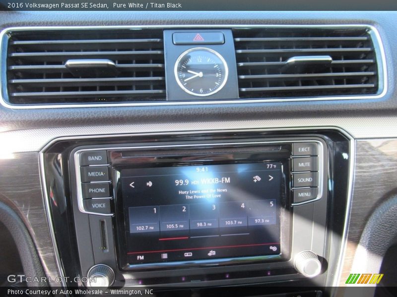 Pure White / Titan Black 2016 Volkswagen Passat SE Sedan
