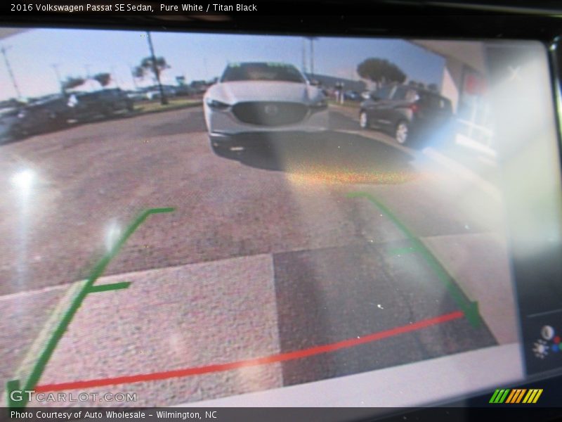 Pure White / Titan Black 2016 Volkswagen Passat SE Sedan