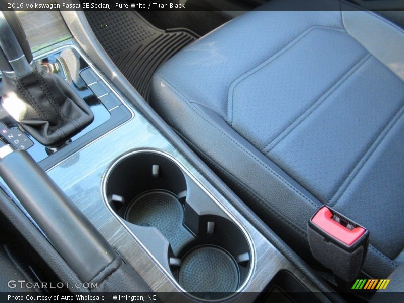 Pure White / Titan Black 2016 Volkswagen Passat SE Sedan