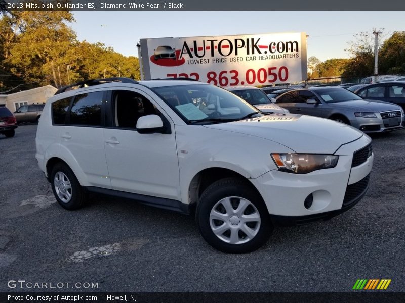 Diamond White Pearl / Black 2013 Mitsubishi Outlander ES