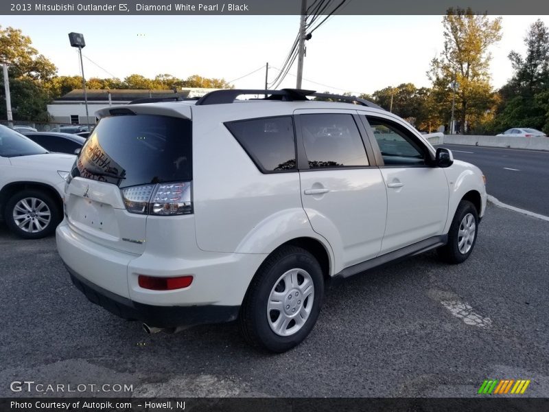 Diamond White Pearl / Black 2013 Mitsubishi Outlander ES