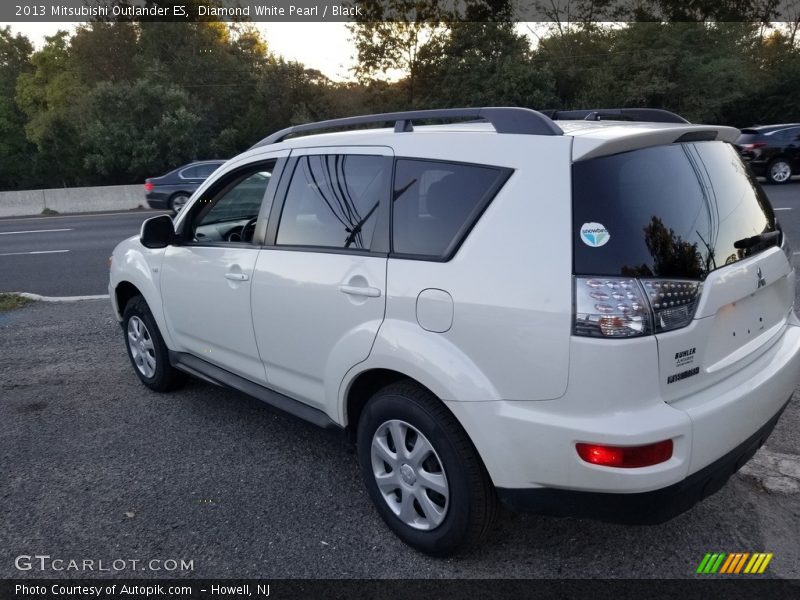 Diamond White Pearl / Black 2013 Mitsubishi Outlander ES