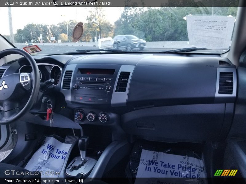 Diamond White Pearl / Black 2013 Mitsubishi Outlander ES