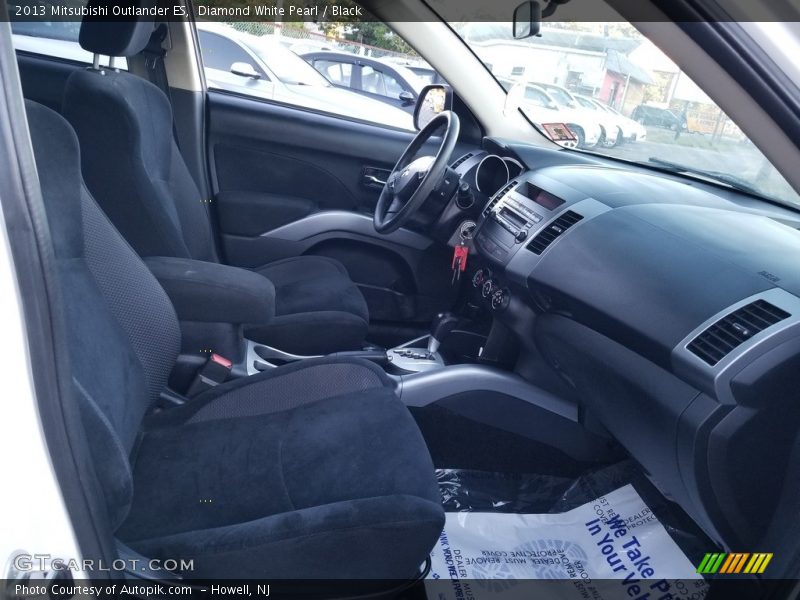 Diamond White Pearl / Black 2013 Mitsubishi Outlander ES