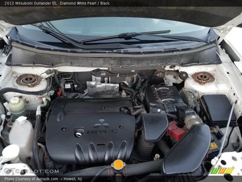 Diamond White Pearl / Black 2013 Mitsubishi Outlander ES