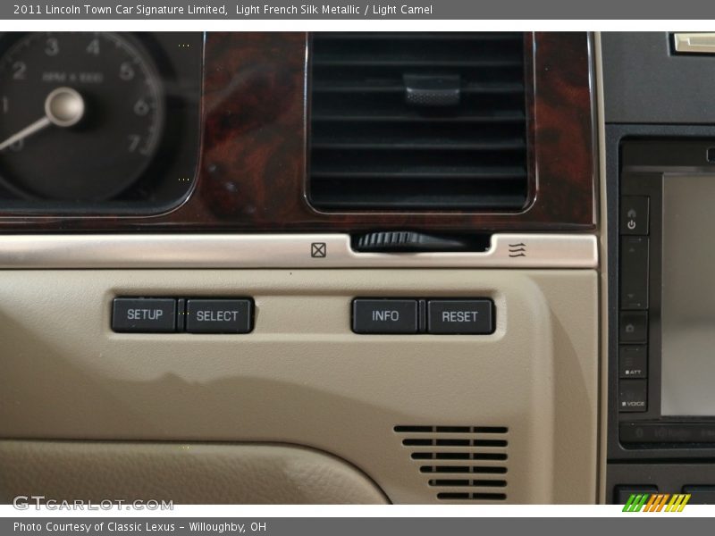 Light French Silk Metallic / Light Camel 2011 Lincoln Town Car Signature Limited