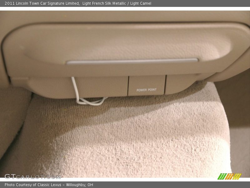 Light French Silk Metallic / Light Camel 2011 Lincoln Town Car Signature Limited