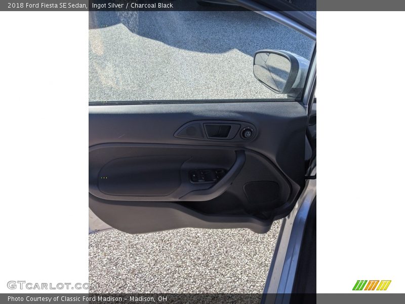 Ingot Silver / Charcoal Black 2018 Ford Fiesta SE Sedan