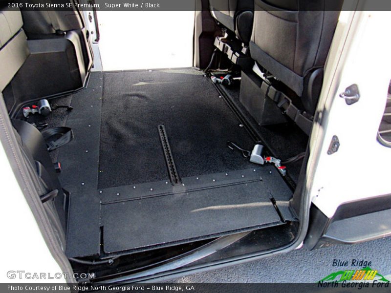 Super White / Black 2016 Toyota Sienna SE Premium