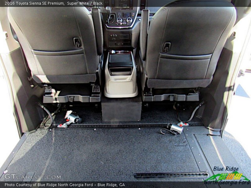 Super White / Black 2016 Toyota Sienna SE Premium