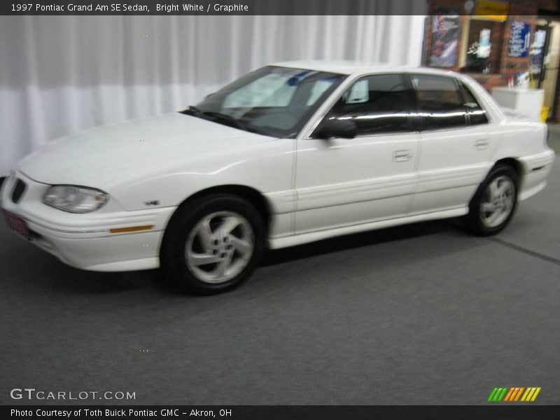 Bright White / Graphite 1997 Pontiac Grand Am SE Sedan