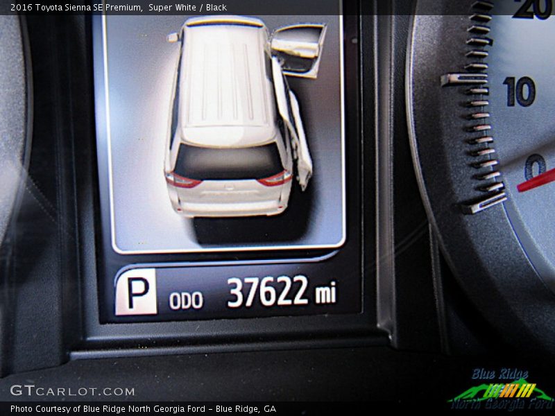 Super White / Black 2016 Toyota Sienna SE Premium