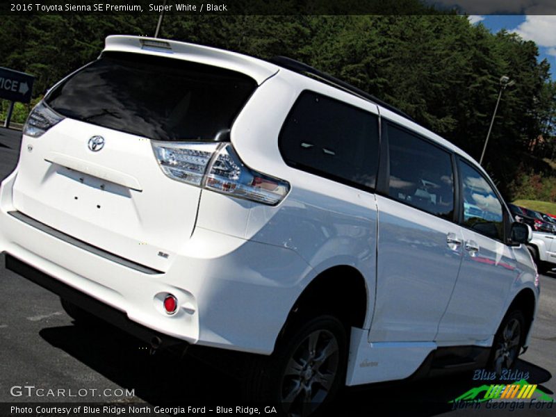 Super White / Black 2016 Toyota Sienna SE Premium