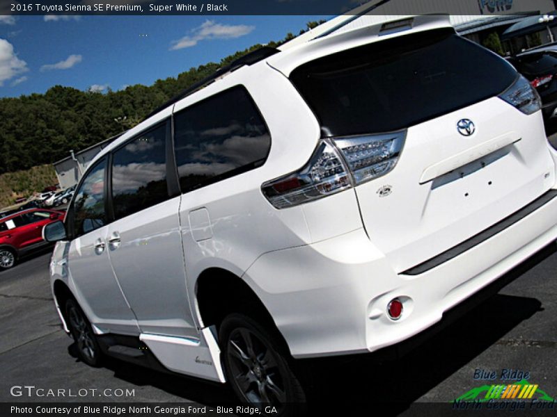 Super White / Black 2016 Toyota Sienna SE Premium