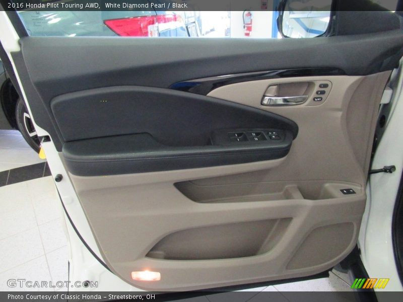 Door Panel of 2016 Pilot Touring AWD