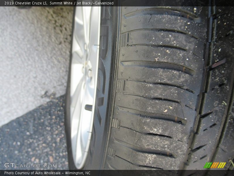 Summit White / Jet Black/­Galvanized 2019 Chevrolet Cruze LS