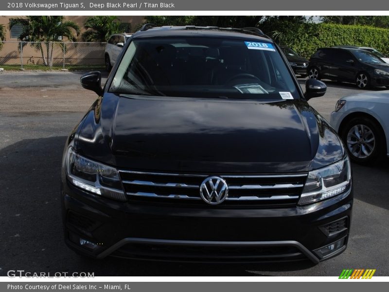 Deep Black Pearl / Titan Black 2018 Volkswagen Tiguan S