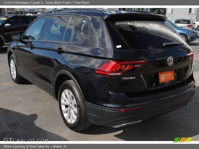 Deep Black Pearl / Titan Black 2018 Volkswagen Tiguan S