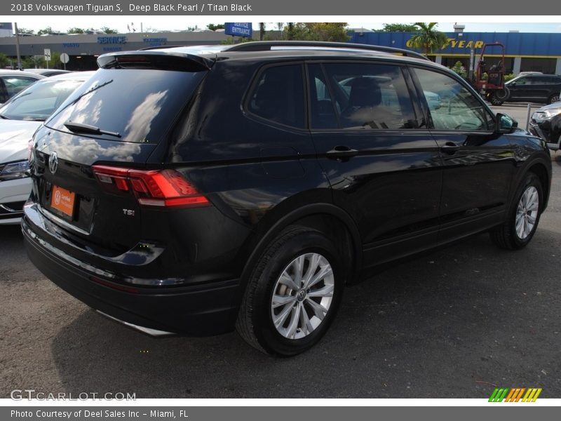 Deep Black Pearl / Titan Black 2018 Volkswagen Tiguan S