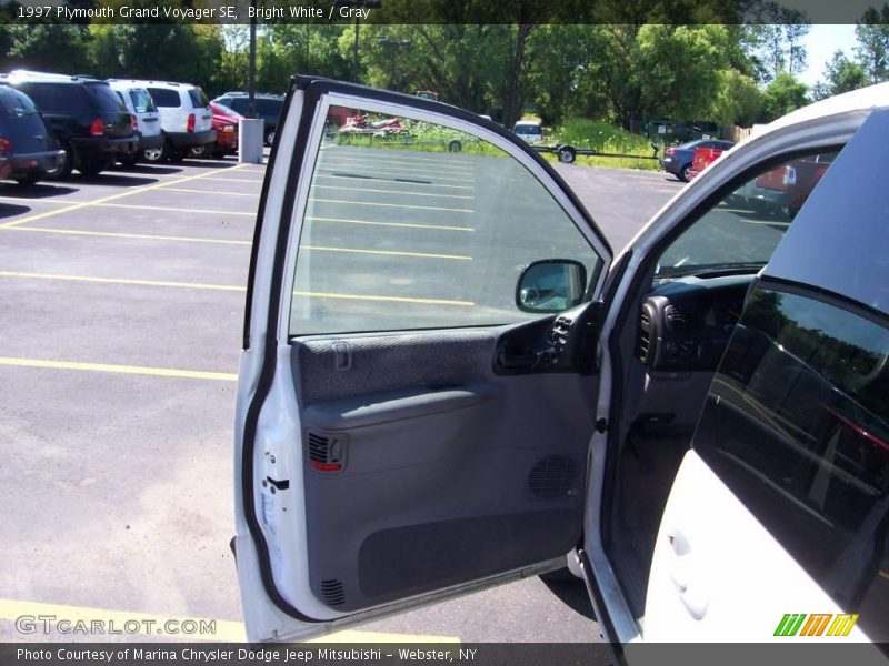 Bright White / Gray 1997 Plymouth Grand Voyager SE