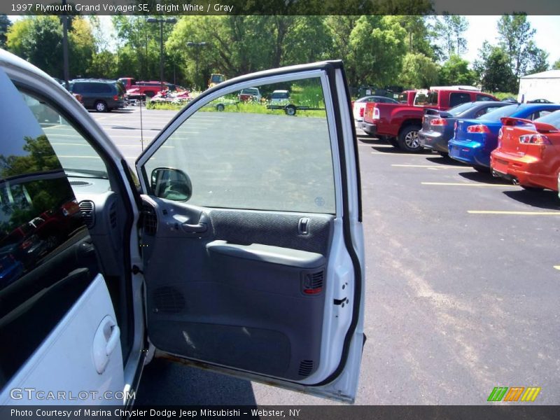 Bright White / Gray 1997 Plymouth Grand Voyager SE