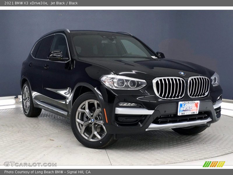 Front 3/4 View of 2021 X3 xDrive30e