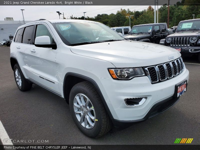 Bright White / Black 2021 Jeep Grand Cherokee Laredo 4x4