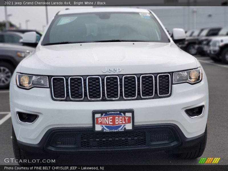 Bright White / Black 2021 Jeep Grand Cherokee Laredo 4x4