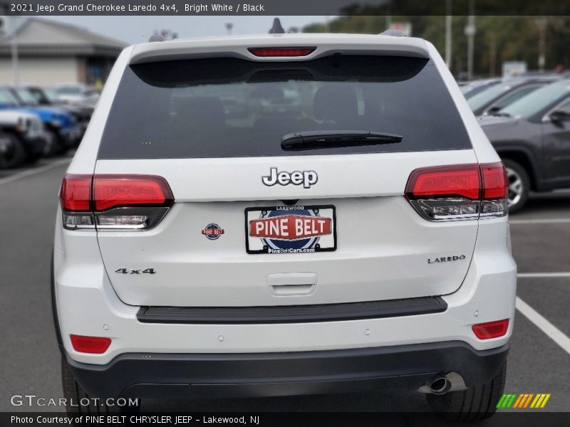 Bright White / Black 2021 Jeep Grand Cherokee Laredo 4x4
