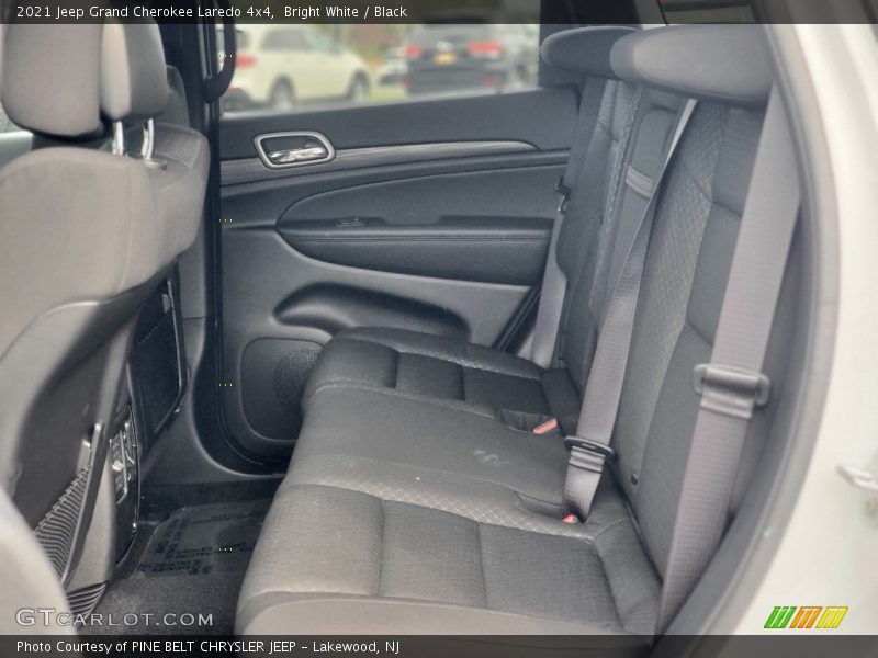 Bright White / Black 2021 Jeep Grand Cherokee Laredo 4x4