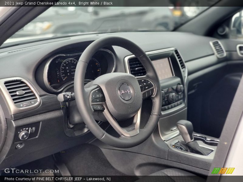 Bright White / Black 2021 Jeep Grand Cherokee Laredo 4x4