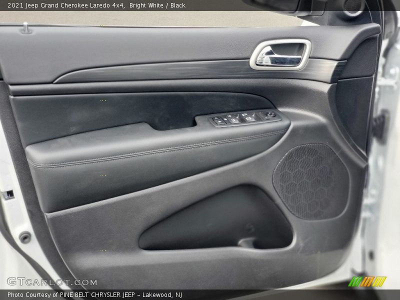 Bright White / Black 2021 Jeep Grand Cherokee Laredo 4x4