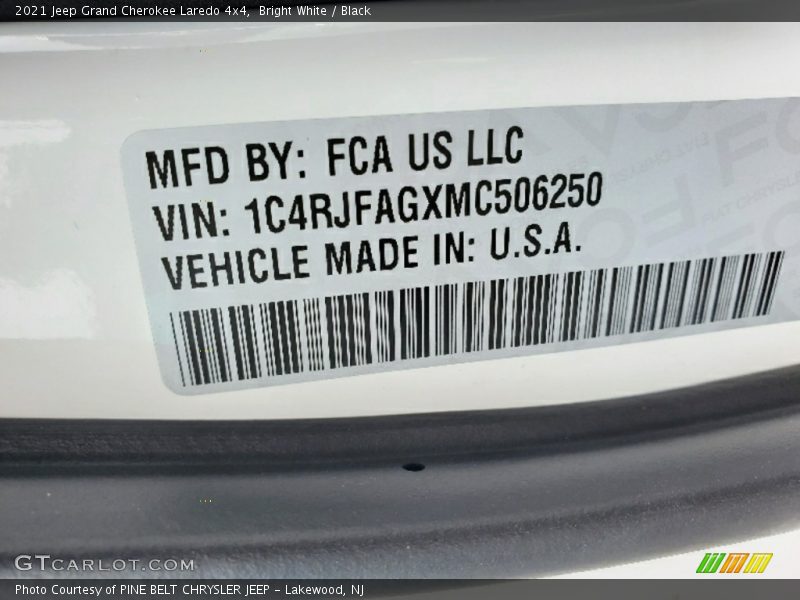 Bright White / Black 2021 Jeep Grand Cherokee Laredo 4x4