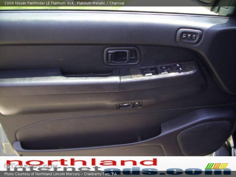 Platinum Metallic / Charcoal 2004 Nissan Pathfinder LE Platinum 4x4