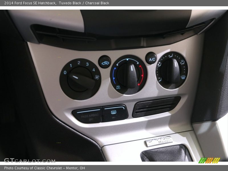 Tuxedo Black / Charcoal Black 2014 Ford Focus SE Hatchback