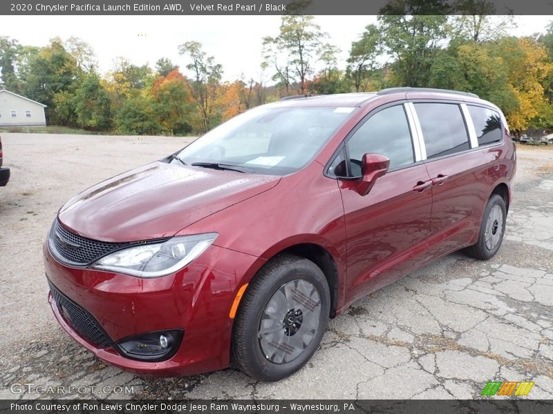 Front 3/4 View of 2020 Pacifica Launch Edition AWD