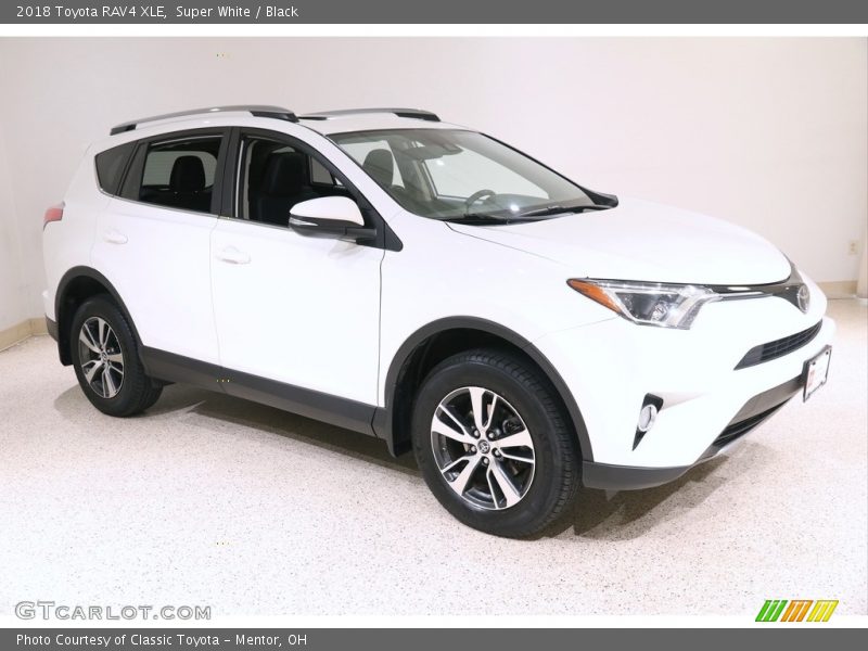 Super White / Black 2018 Toyota RAV4 XLE