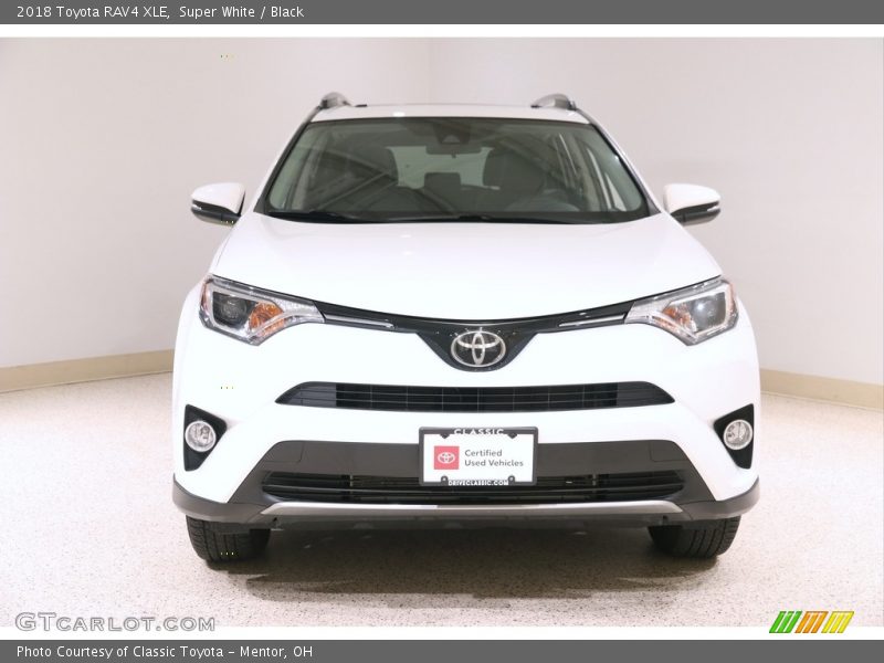 Super White / Black 2018 Toyota RAV4 XLE