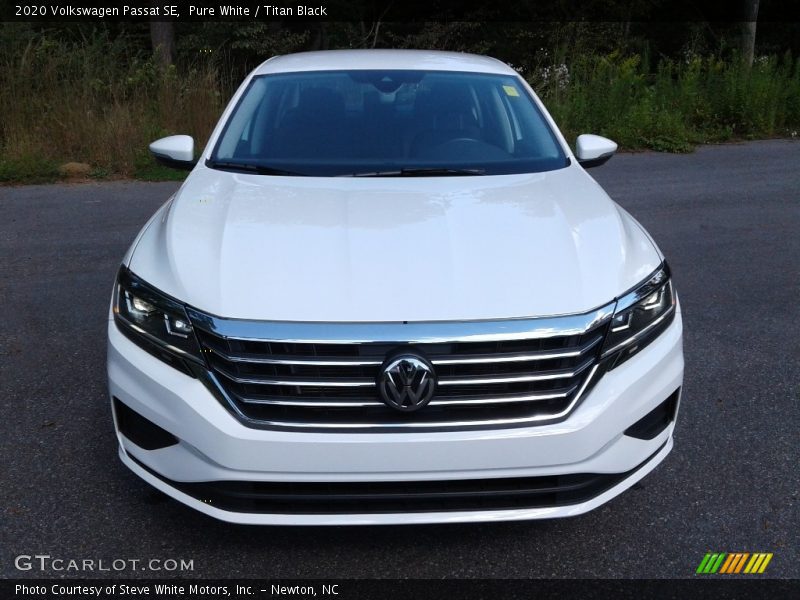 Pure White / Titan Black 2020 Volkswagen Passat SE