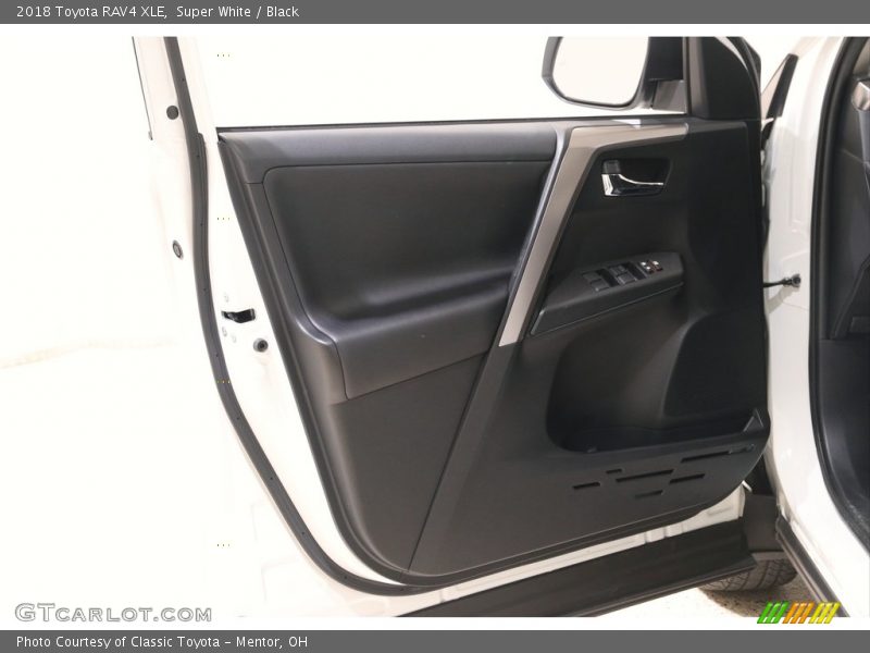 Super White / Black 2018 Toyota RAV4 XLE