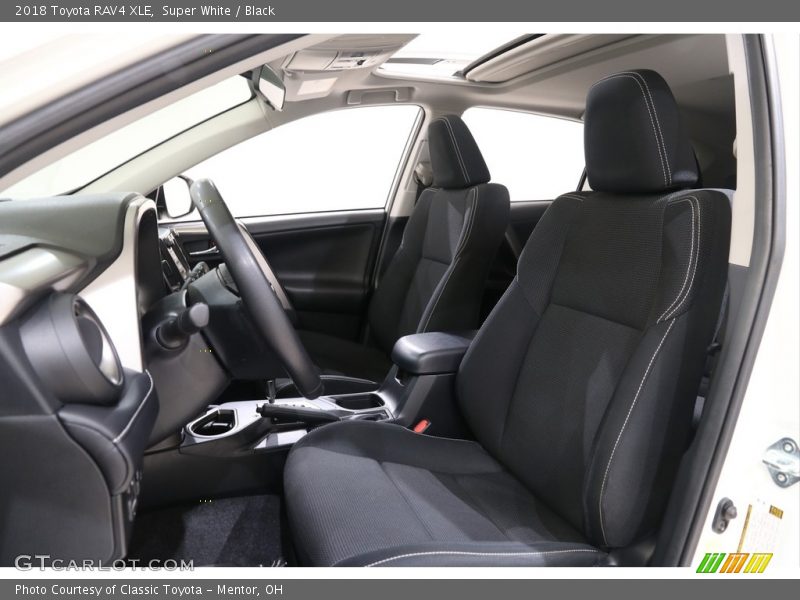 Super White / Black 2018 Toyota RAV4 XLE