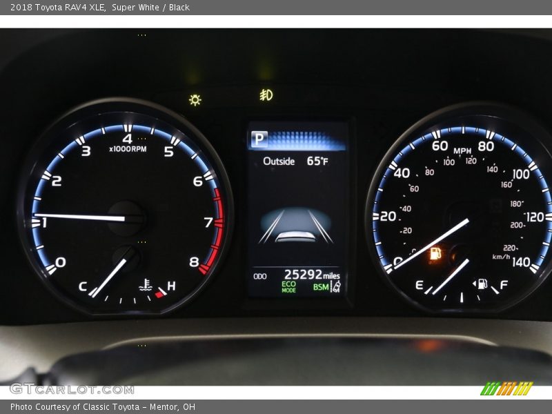 Super White / Black 2018 Toyota RAV4 XLE